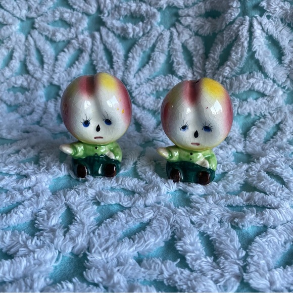 Vintage anthropomorphic salt & pepper shaker set sweet sad peaches fruits - Picture 2 of 6
